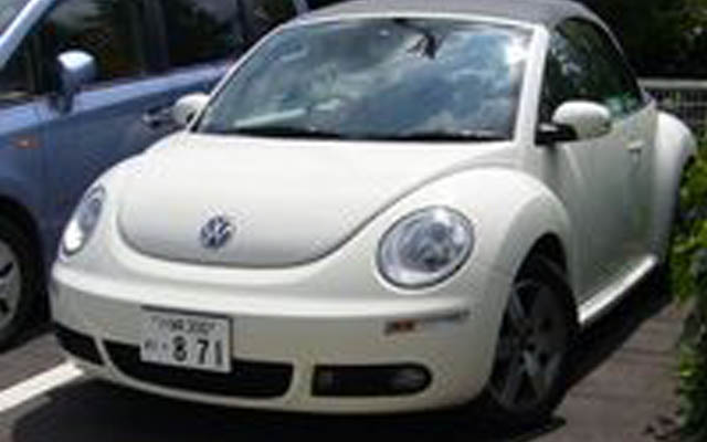 川崎にあるニュービートルカブリオレ（白）のオープンカーのレンタカー
